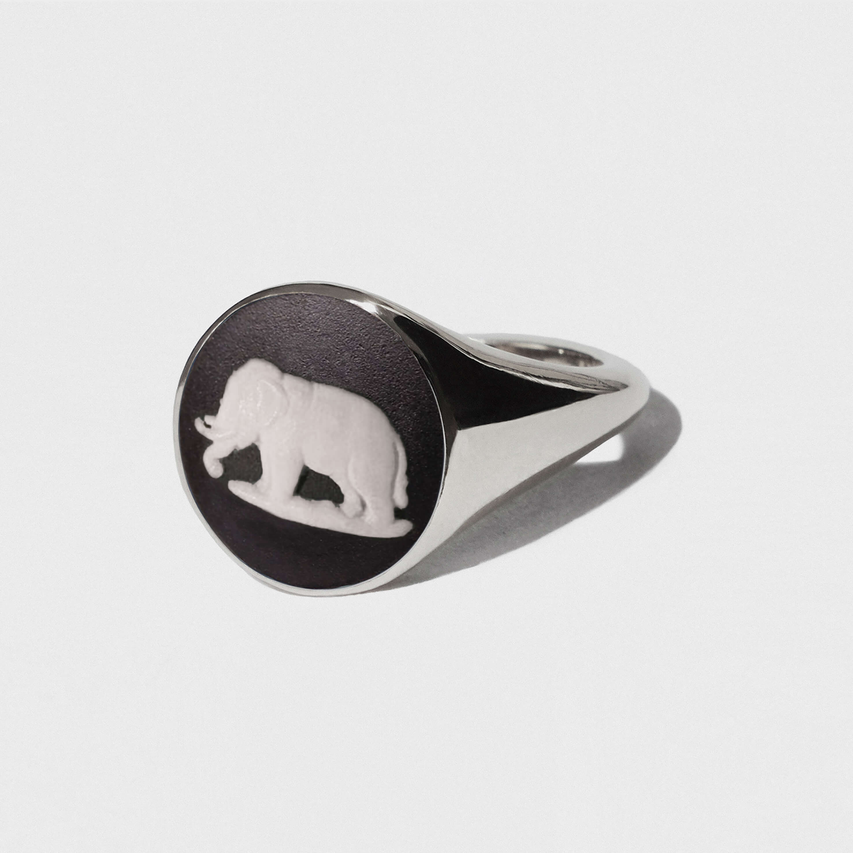 BLACK/WHITE ELEPHANT VINTAGE CERAMIC CAMEO SILVER ROUND SIGNET RING