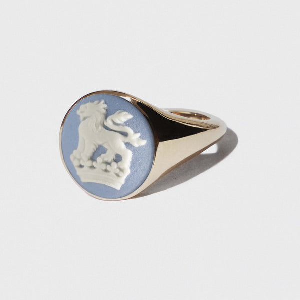 BLUE/WHITE LION AND CROWN VINTAGE CERAMIC CAMEO GOLD ROUND SIGNET RING