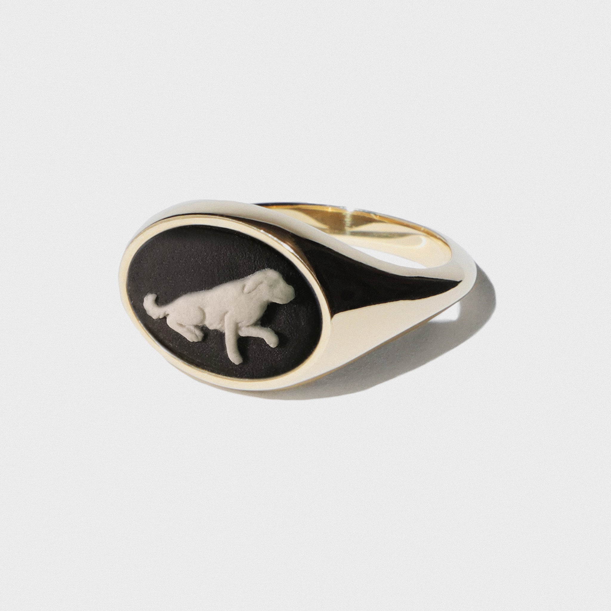 BLACK/WHITE BEGGING DOG VINTAGE CERAMIC CAMEO GOLD OVAL SIGNET RING