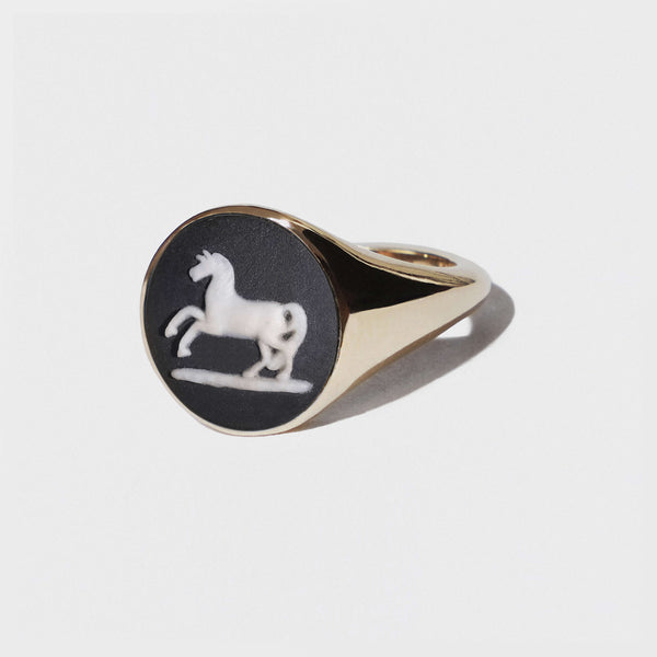 BLACK/WHITE PRANCING HORSE VINTAGE CERAMIC CAMEO GOLD ROUND SIGNET RING