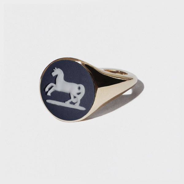 NAVY/WHITE PRANCING HORSE VINTAGE CERAMIC CAMEO GOLD ROUND SIGNET RING