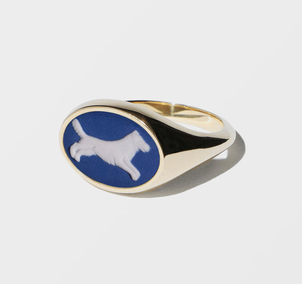 BLUE/WHITE LEAPING  DOG VINTAGE CERAMIC CAMEO GOLD OVAL SIGNET RING