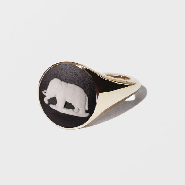 BLACK/WHITE ELEPHANT VINTAGE CERAMIC CAMEO GOLD ROUND SIGNET RING