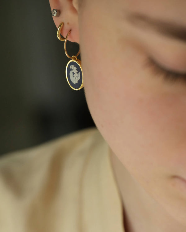 VINTAGE CERAMIC CAMEO GOLD HOOP SINGLE EARRING