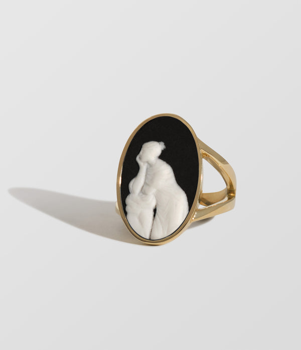 LARGE BLACK/WHITE THINKING MUSE VINTAGE CERAMC CAMEO GOLD SPLIT RING