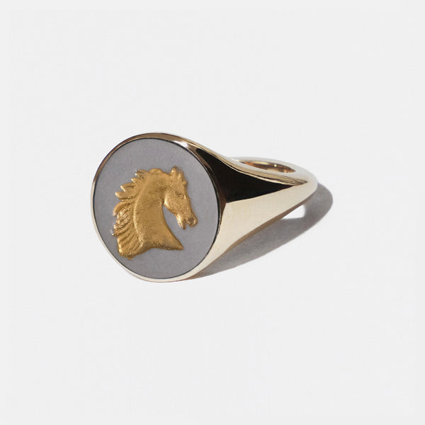 GREY/GOLD HORSE VINTAGE CERAMIC INTAGLIO GOLD ROUND SIGNET RING