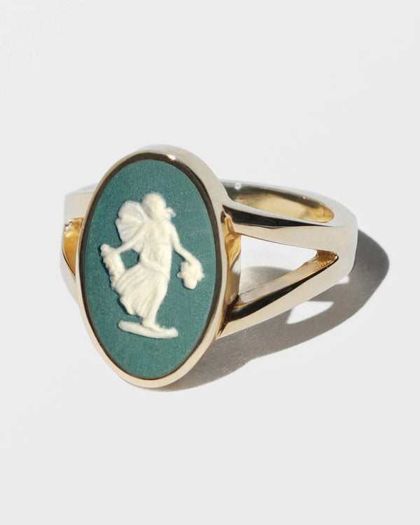 EMERALD/WHITE FAIRY VINTAGE CERAMIC CAMEO GOLD SPLIT RING