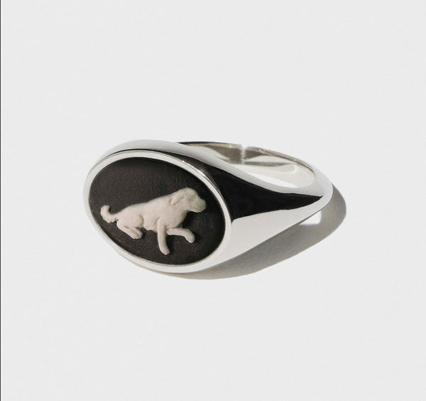 BLACK/WHITE BEGGING DOG VINTAGE CERAMIC CAMEO SILVER EAST WEST SIGNET RING