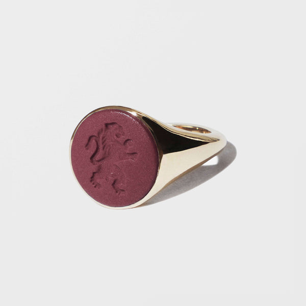 GOLD SIGNET RING SET WITH OXBLOOD LION WEDGWOOD INTAGLIO