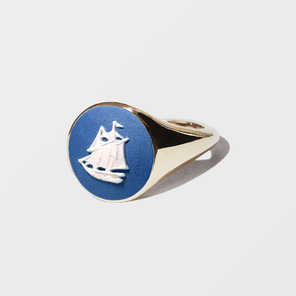 GOLD SIGNET RING SET WITH PORTLAND BLUE SAILBOAT WEDGWOOD CAMEO