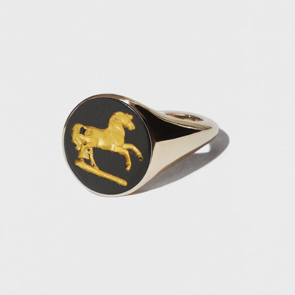 GOLD SIGNET RING SET WITH BLACK PRANCING HORSE WEDGWOOD CAMEO