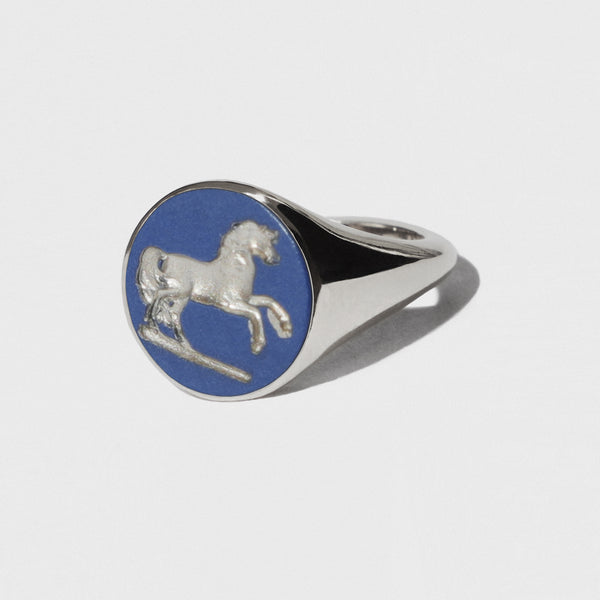 PORTLAND BLUE/WHITE PRANCING HORSE VINTAGE CERAMIC CAMEO SILVER ROUND SIGNET RING