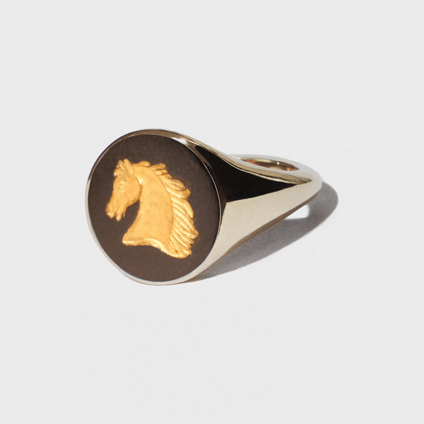 BLACK AND GOLD HORSE VINTAGE CERAMIC CAMEO GOLD ROUND SIGNET RING