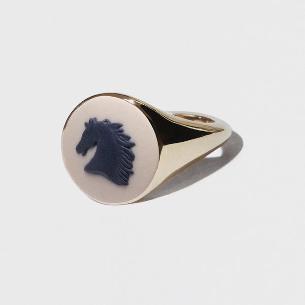 CREAM/CHARCOAL HORSE HEAD VINTAGE CERAMIC CAMEO GOLD ROUND SIGNET RING