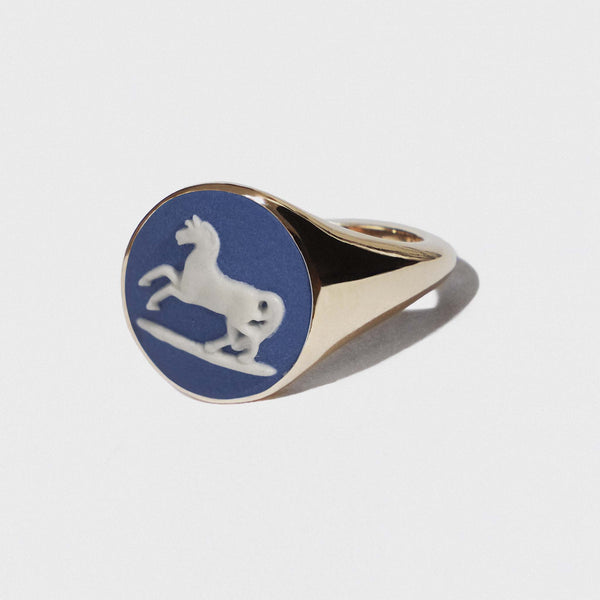 PORTLAND BLUE/WHITE PRANCING HORSE VINTAGE CERAMIC CAMEO GOLD ROUND SIGNET RING