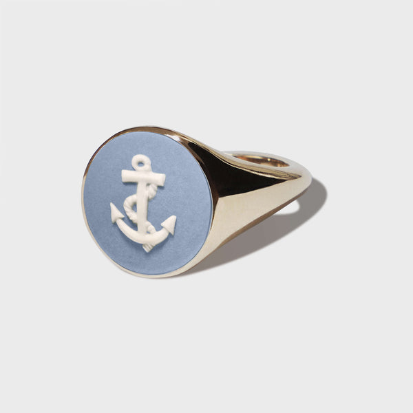 GOLD SIGNET RING SET WITH  BLUE/WHITE  ANCHOR  WEDGWOOD CAMEO