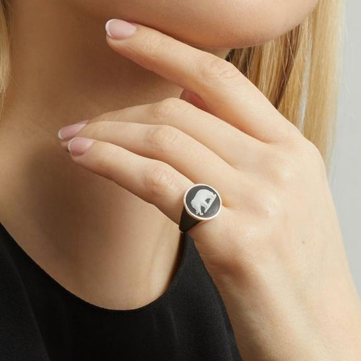 BLACK/WHITE ELEPHANT VINTAGE CERAMIC CAMEO GOLD ROUND SIGNET RING