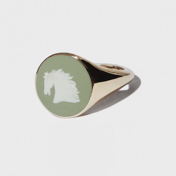 SEA GLASS/WHITE HORSE HEAD VINTAGE CERAMIC CAMEO GOLD ROUND SIGNET RING